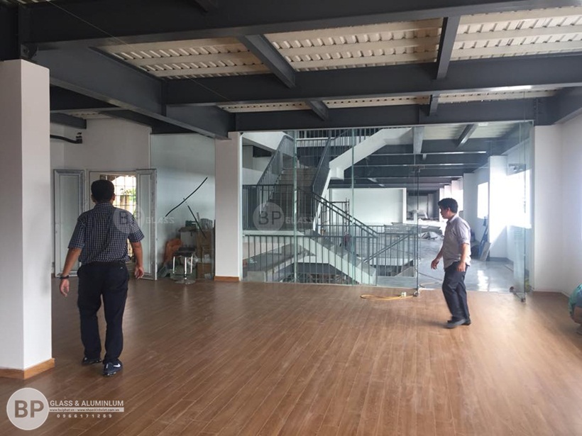 Thi công vách ngăn kính văn phòng Showroom Rita Võ